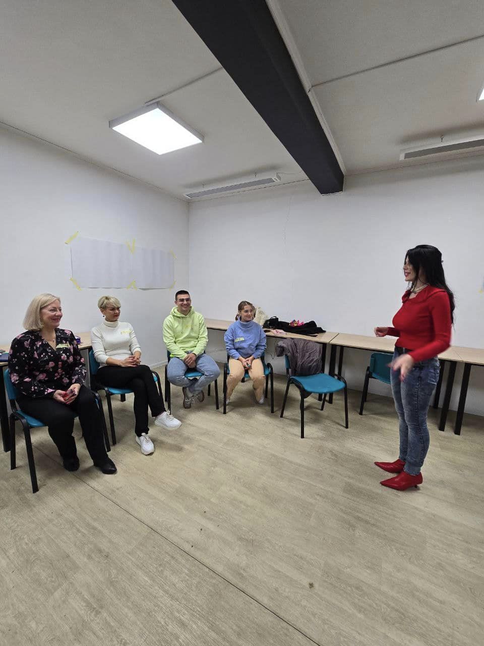 Тренерка Оксана Качурівська радо ділиться з учасниками тренінгу своїм багатим досвідом у створенні і керуванні проєктами